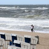 Touristen waren auf Sylt zwar schon vor dem Wochenende wieder erlaubt, wegen Pfingsten strömten vor allem am Samstag aber verstärkt Kurzurlauber auf die Insel. Während diese beiden Sportler einen einsamen Lauf am Strand genießen ...