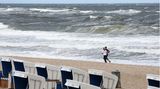 Touristen waren auf Sylt zwar schon vor dem Wochenende wieder erlaubt, wegen Pfingsten strömten vor allem am Samstag aber verstärkt Kurzurlauber auf die Insel. Während diese beiden Sportler einen einsamen Lauf am Strand genießen ...