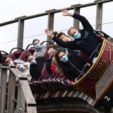 Als einer der ersten großen Freizeitparks Deutschlands öffnete am Freitag der Europa-Park im baden-württembergischen Rust seine Tore. Die maximale Anzahl von Besuchern sollte bei 3000 beginnend tageweise gesteigert werden, um Abläufe zu testen, ehe irgendwann wieder die erlaubten 20.000 Gäste pro Tag zugelassen werden.