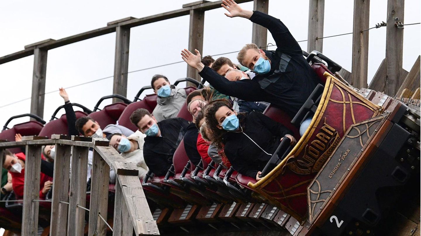 Als einer der ersten großen Freizeitparks Deutschlands öffnete am Freitag der Europa-Park im baden-württembergischen Rust seine Tore. Die maximale Anzahl von Besuchern sollte bei 3000 beginnend tageweise gesteigert werden, um Abläufe zu testen, ehe irgendwann wieder die erlaubten 20.000 Gäste pro Tag zugelassen werden.
