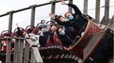 Als einer der ersten großen Freizeitparks Deutschlands öffnete am Freitag der Europa-Park im baden-württembergischen Rust seine Tore. Die maximale Anzahl von Besuchern sollte bei 3000 beginnend tageweise gesteigert werden, um Abläufe zu testen, ehe irgendwann wieder die erlaubten 20.000 Gäste pro Tag zugelassen werden.