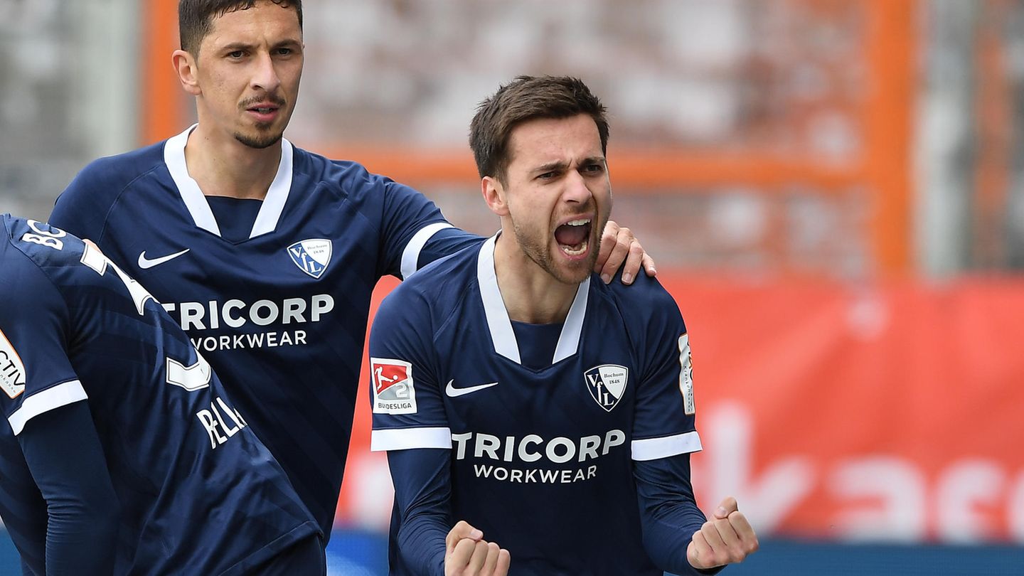 Bochums Stürmer Milos Pantovic (r.) feiert seinen Treffer zum 1:0 gegen Sandhausen