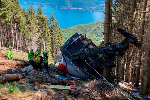 Retter arbeiten am Wrack einer Gondel, die in der Nähe des Gipfels der Stresa-Mottarone-Linie in der Region Piemont, Norditalien, abstürzt war.