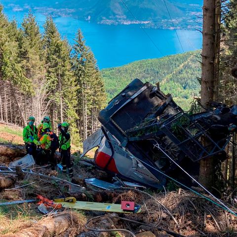 Retter arbeiten am Wrack einer Gondel, die in der Nähe des Gipfels der Stresa-Mottarone-Linie in der Region Piemont, Norditalien, abstürzt war.