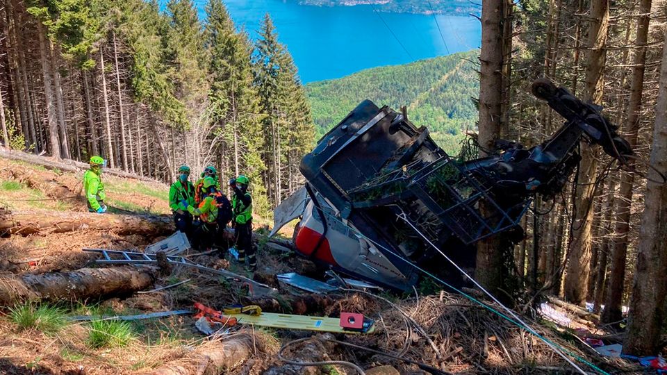 Retter arbeiten am Wrack einer Gondel, die in der Nähe des Gipfels der Stresa-Mottarone-Linie in der Region Piemont, Norditalien, abstürzt war.