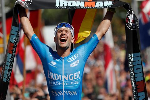 Triathlet Patrick Lange im Ziel des Ironman Hawaii 2018