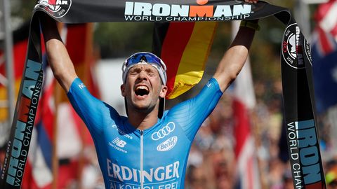 Triathlet Patrick Lange im Ziel des Ironman Hawaii 2018