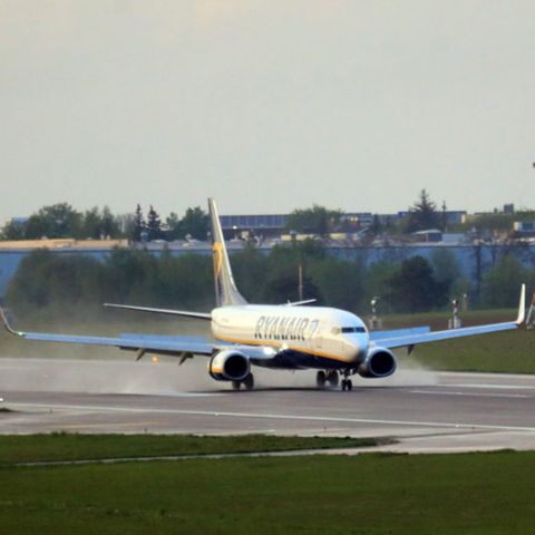 Ryanair-Flugzeug in Vilnius; Roman Protassewitsch bei einer Festnahme in Minsk 2017