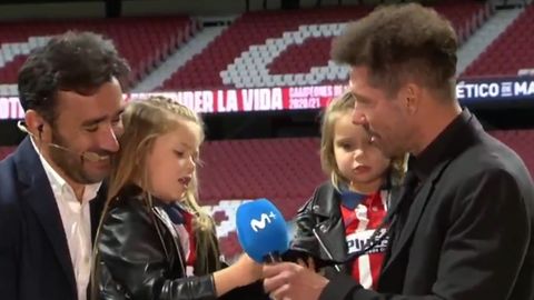 Diego Simeone (r.) singt live die Klubhymne mit seinen Töchtern