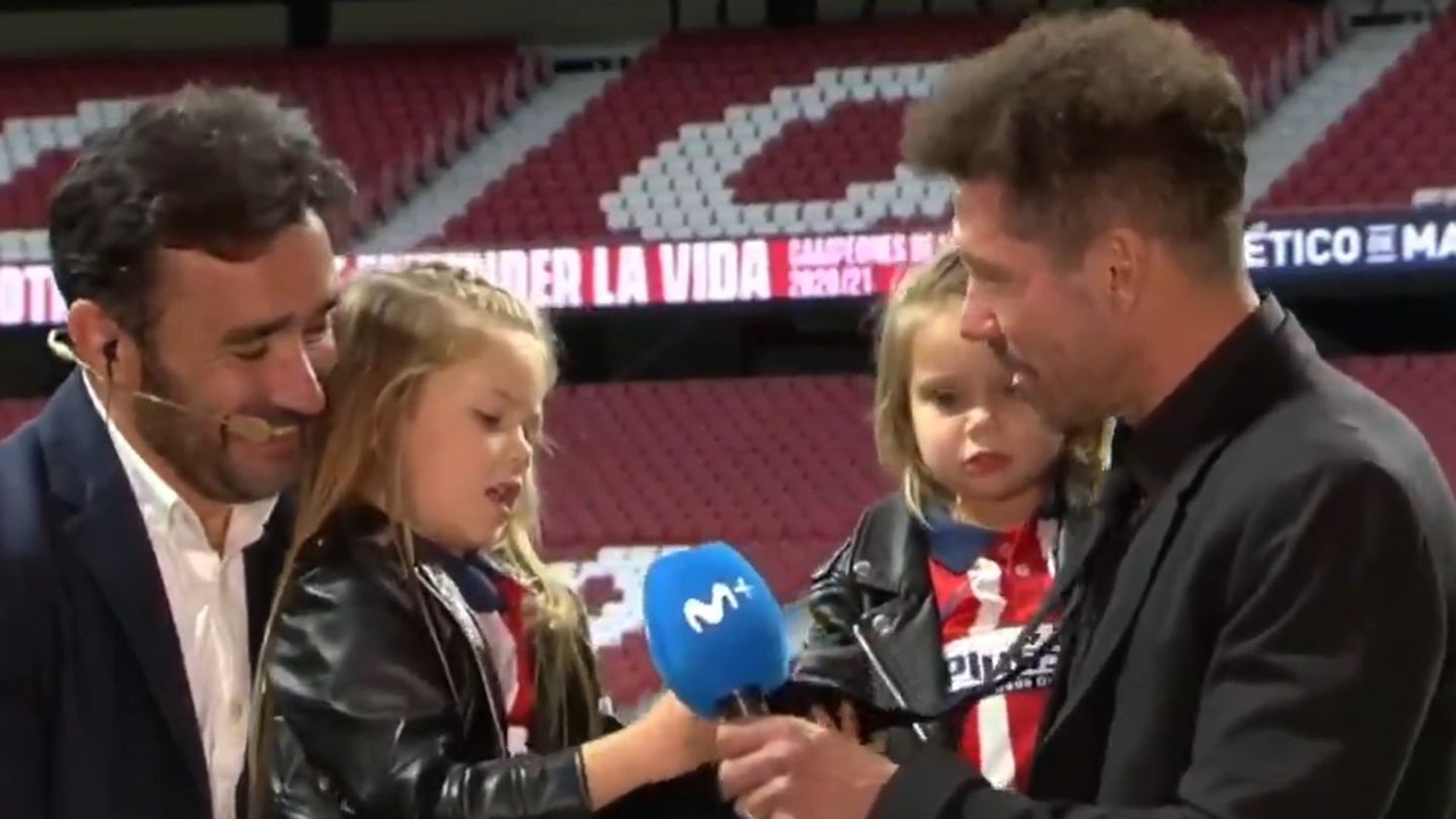 Diego Simeone (derecha) canta el himno del club en vivo con sus hijas Diego Simeone (derecha) canta el himno del club en vivo con sus hijas
