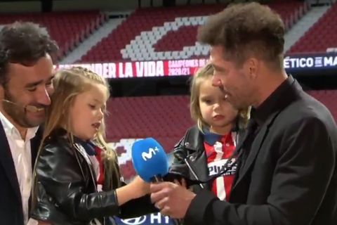 Diego Simeone (r.) singt live die Klubhymne mit seinen Töchtern