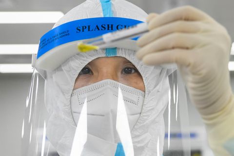 Ein Ärztin testet im klinischen Labor des Leishenshan-Krankenhaus in Wuhan Proben von Patienten