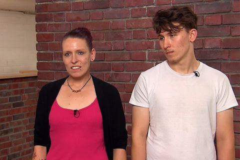 Tina und Kevin Mühlfeld stehen im Studio von Bares für Rares in Pulheim