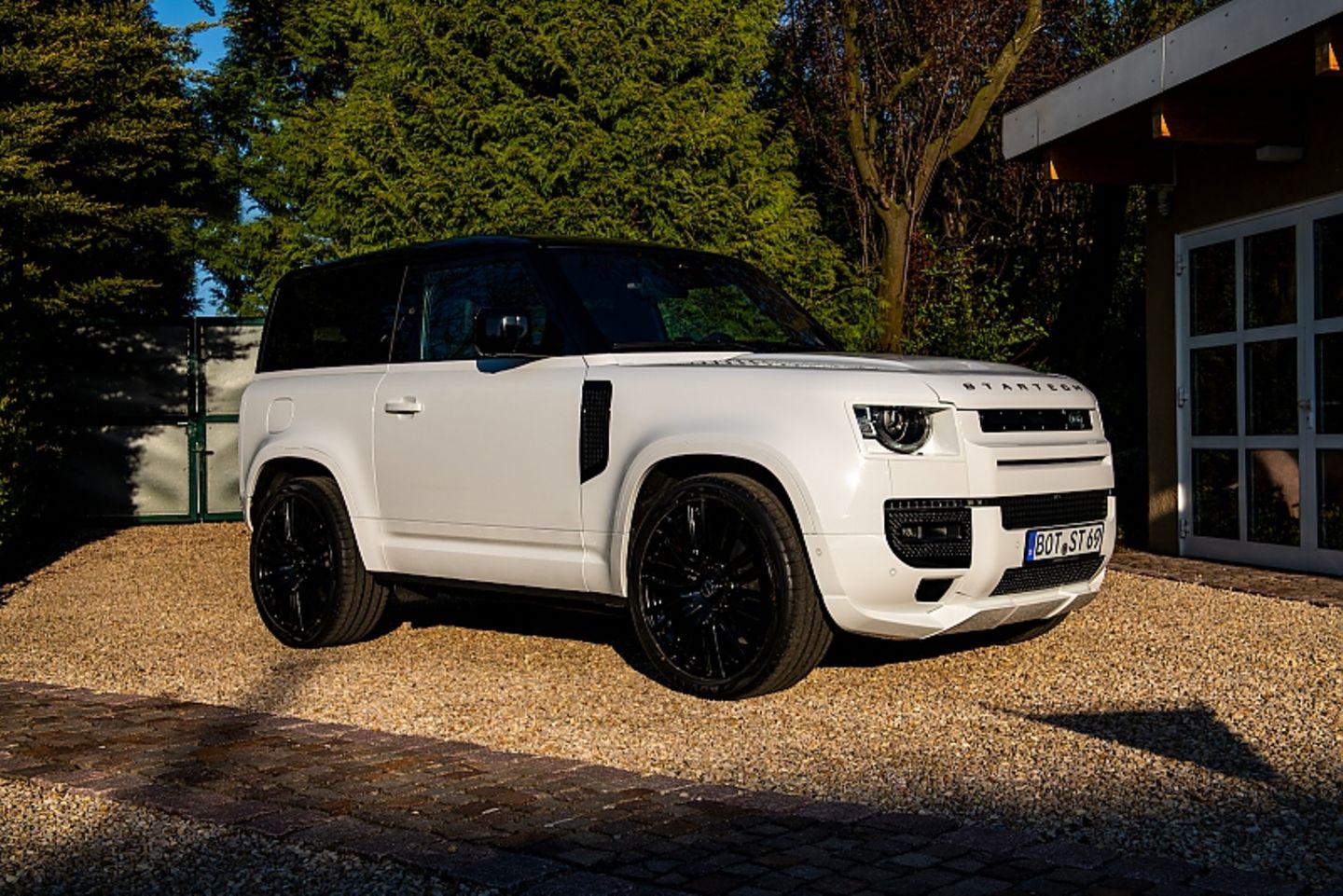 Land Rover Defender 90 P 300 by Startech