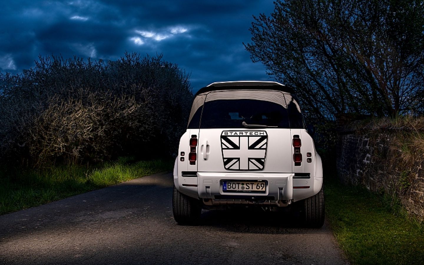 Land Rover Defender 90 P 300 by Startech