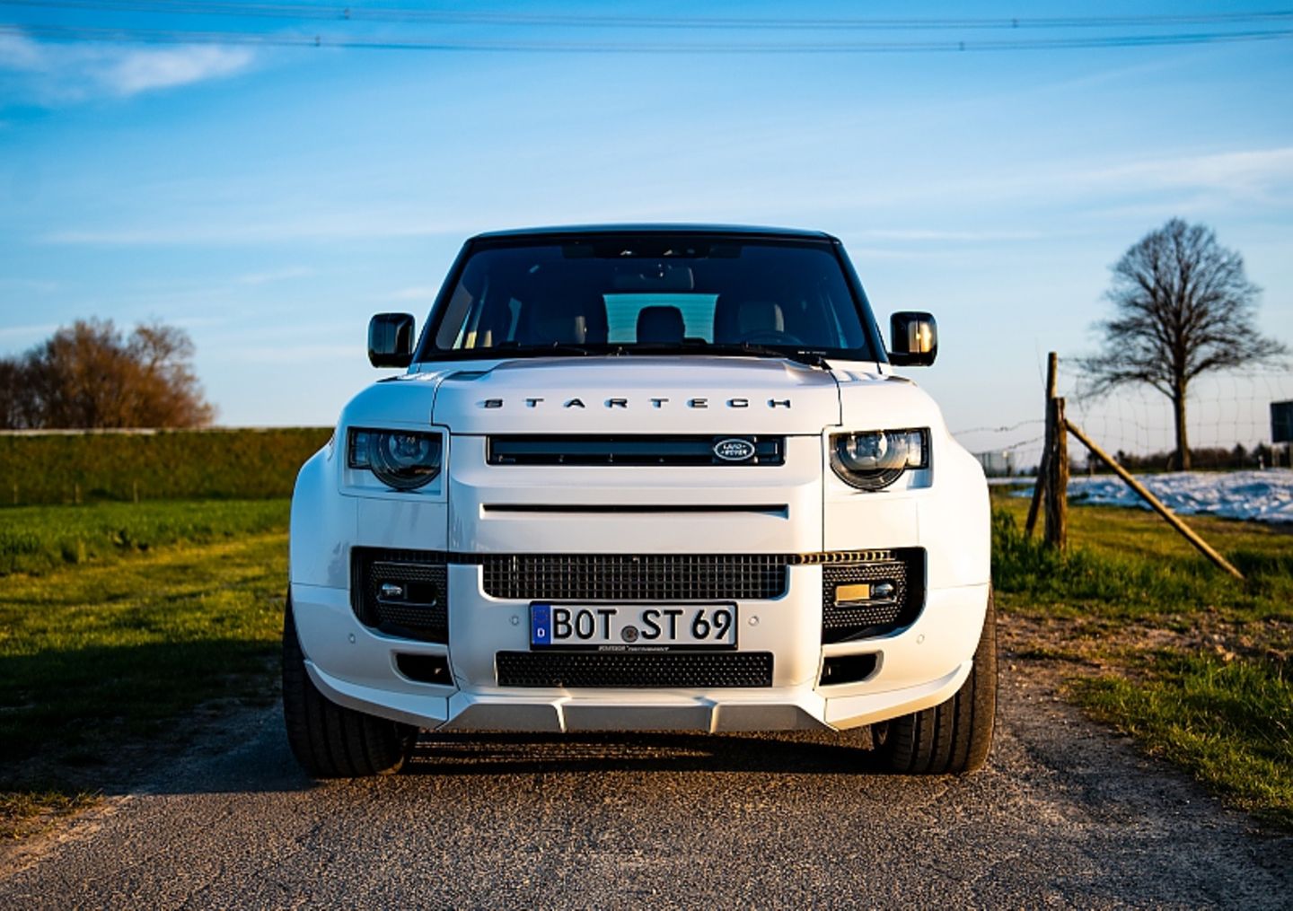 Land Rover Defender 90 P 300 by Startech