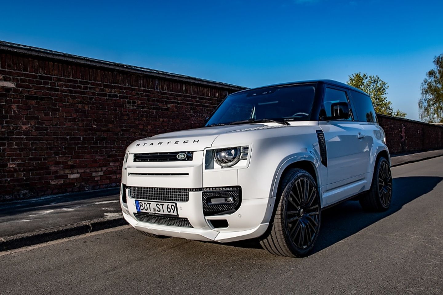 Land Rover Defender 90 P 300 by Startech