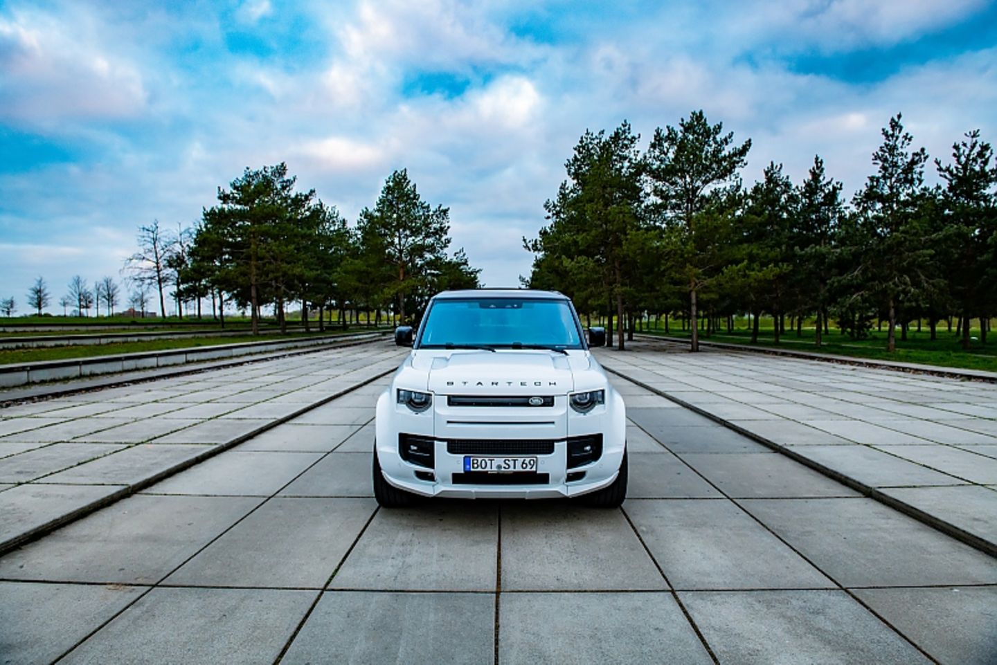 Land Rover Defender 90 P 300 by Startech