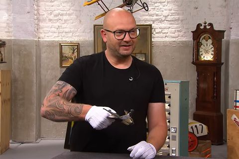 Sven Deutschmanek hält im Studio von Bares für Rares einen Hobel in der Hand
