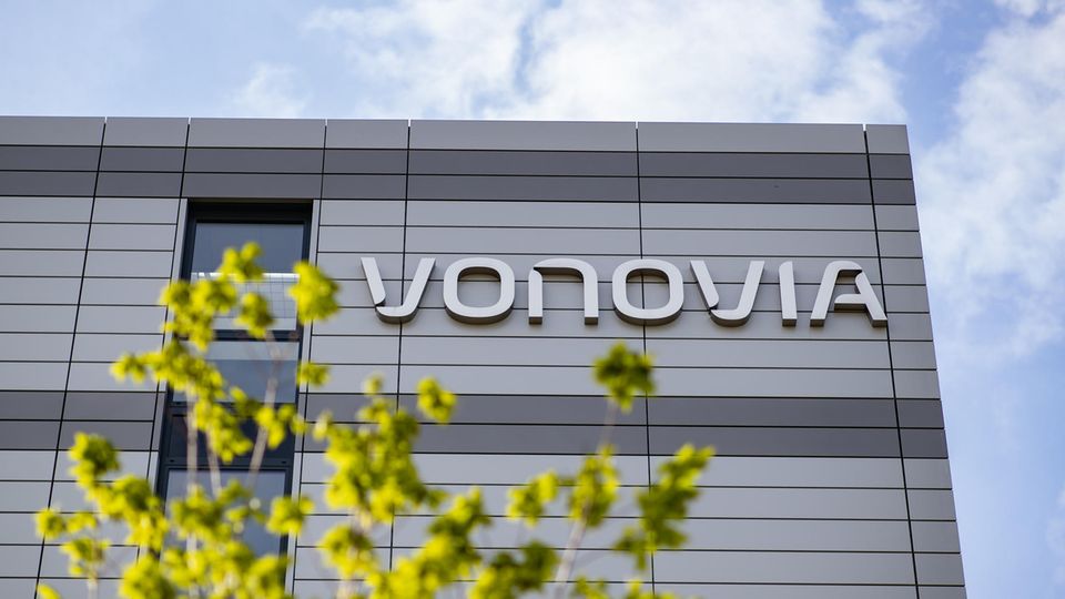 Der Schriftzug des Wohnungsunternehmens «Vonovia» an der Firmenzentrale.