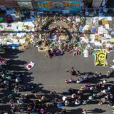 Menschen versammeln sich an einer Gedenkstelle für George Floyd