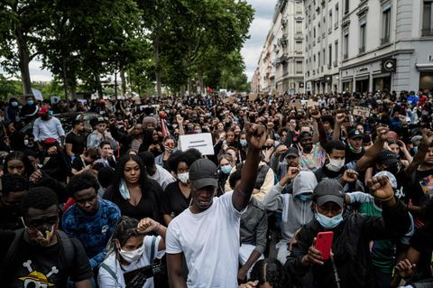 Menschen in Lyion, Frankreich, protestieren nach dem Tod von George Floyd