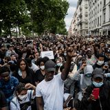 Menschen in Lyion, Frankreich, protestieren nach dem Tod von George Floyd