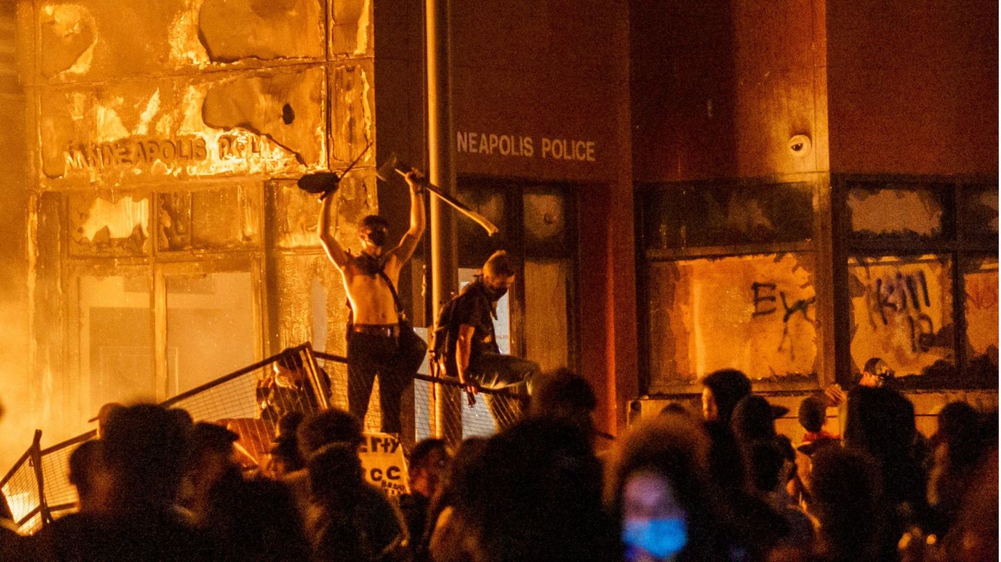 Feuer und Zorn Ein brennendes Polizeirevier in Minneapolis