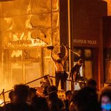 Ein brennendes Polizeirevier in Minneapolis