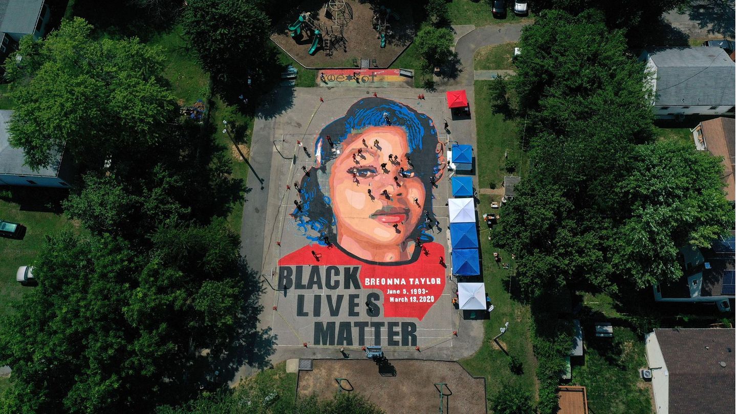 Erinnerung an Breonna und eine Botschaft Ein Kunstwerk in Gedenken an Breonna Taylor, die bei einem Polizeieinsatz getötet wurde