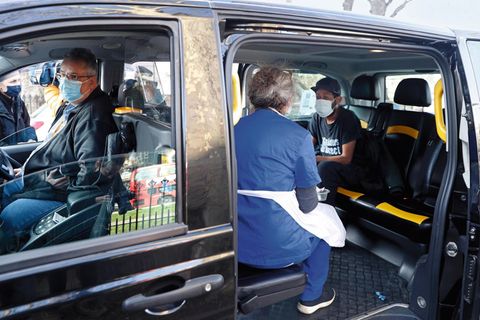 In London bringt das "Vaxi Taxi" jene Menschen ins Impfzentrum, die sonst nie chauffiert werden – Arme, Kranke, Obdachlose
