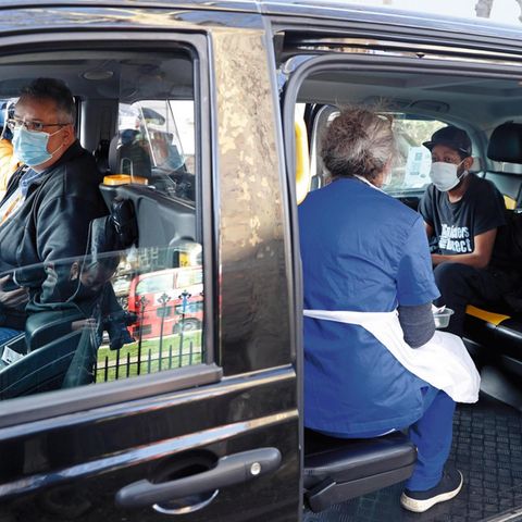 In London bringt das "Vaxi Taxi" jene Menschen ins Impfzentrum, die sonst nie chauffiert werden – Arme, Kranke, Obdachlose