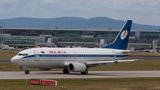 Eine Boeing 737 mit der älteren Belavia-Bemalung ist am Frankfurter Flughafen gelandet