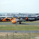 Diese Embraer 195LR von Belavia hat 2018 eine Sonderbemalung erhalten und macht Werbung für das Computerspiel "World of Tanks".