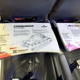 In der Maschine geht die Werbung auf dem Klapptisch weiter. Das Computerspiel "World of Tanks" wurde in Weißrussland entwickelt.