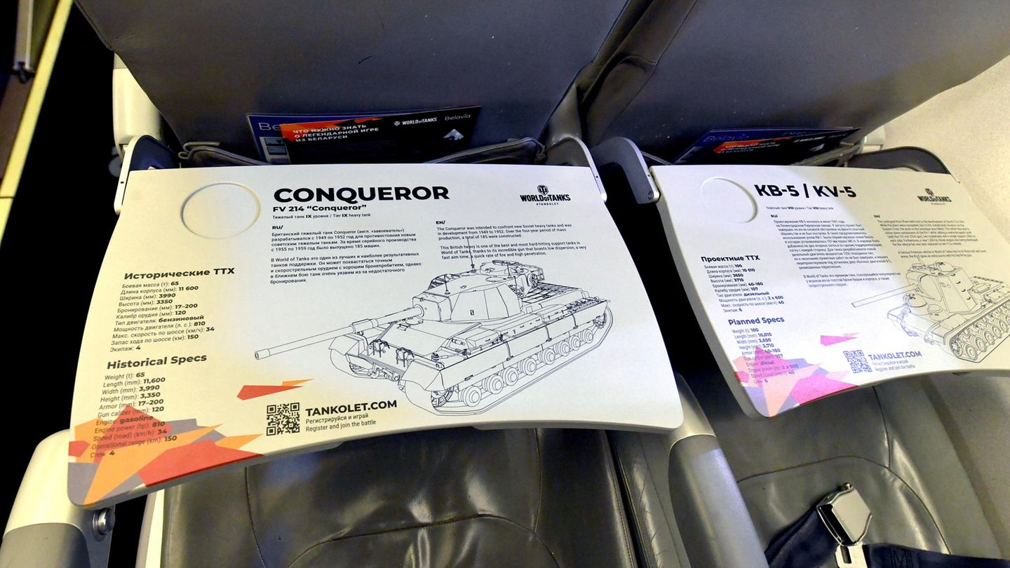 In der Maschine geht die Werbung auf dem Klapptisch weiter. Das Computerspiel "World of Tanks" wurde in Weißrussland entwickelt.