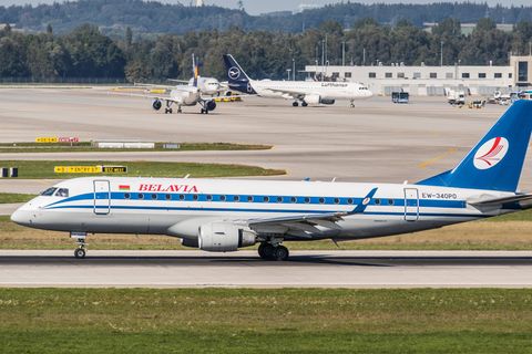 Rollt am Müchner Flughafen zum Start: ein Regionaljet vom Typ Embraer ERJ-175LR von Belavia