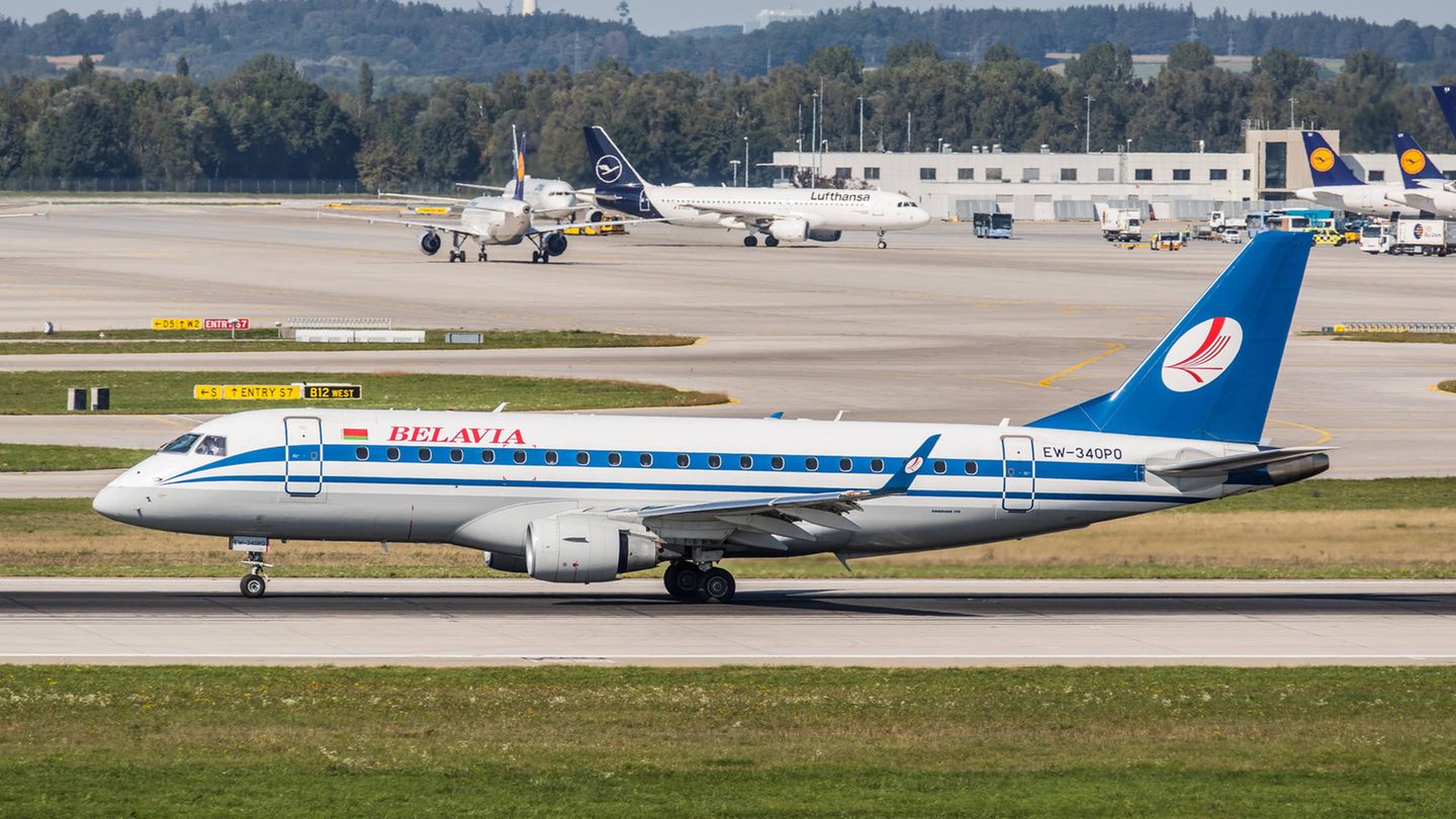 Rollt am Müchner Flughafen zum Start: ein Regionaljet vom Typ Embraer ERJ-175LR von Belavia