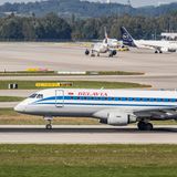Rollt am Müchner Flughafen zum Start: ein Regionaljet vom Typ Embraer ERJ-175LR von Belavia