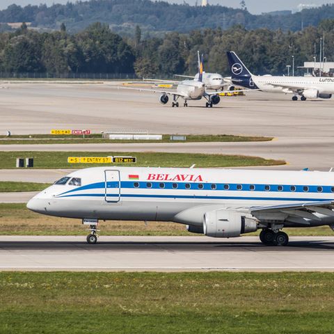 Rollt am Müchner Flughafen zum Start: ein Regionaljet vom Typ Embraer ERJ-175LR von Belavia