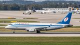 Rollt am Müchner Flughafen zum Start: ein Regionaljet vom Typ Embraer ERJ-175LR von Belavia