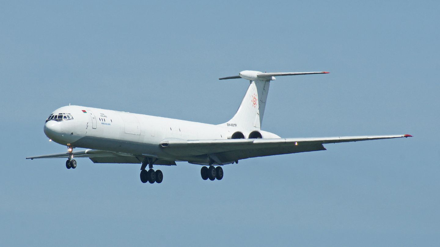 Oldtimer am Himmel: Rada Airlines ist eine weißrussische Frachtfluggesellschaft. Sie fliegt noch mit der vierstrahligen Iljuschin Il-62.