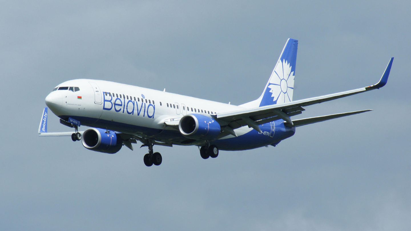 In der neuen Bemalung: Eine Boeing 737-800 der weißrussischen Fluggesellschaft Belavia im Landeanflug auf den Frankfurter Flughafen.
