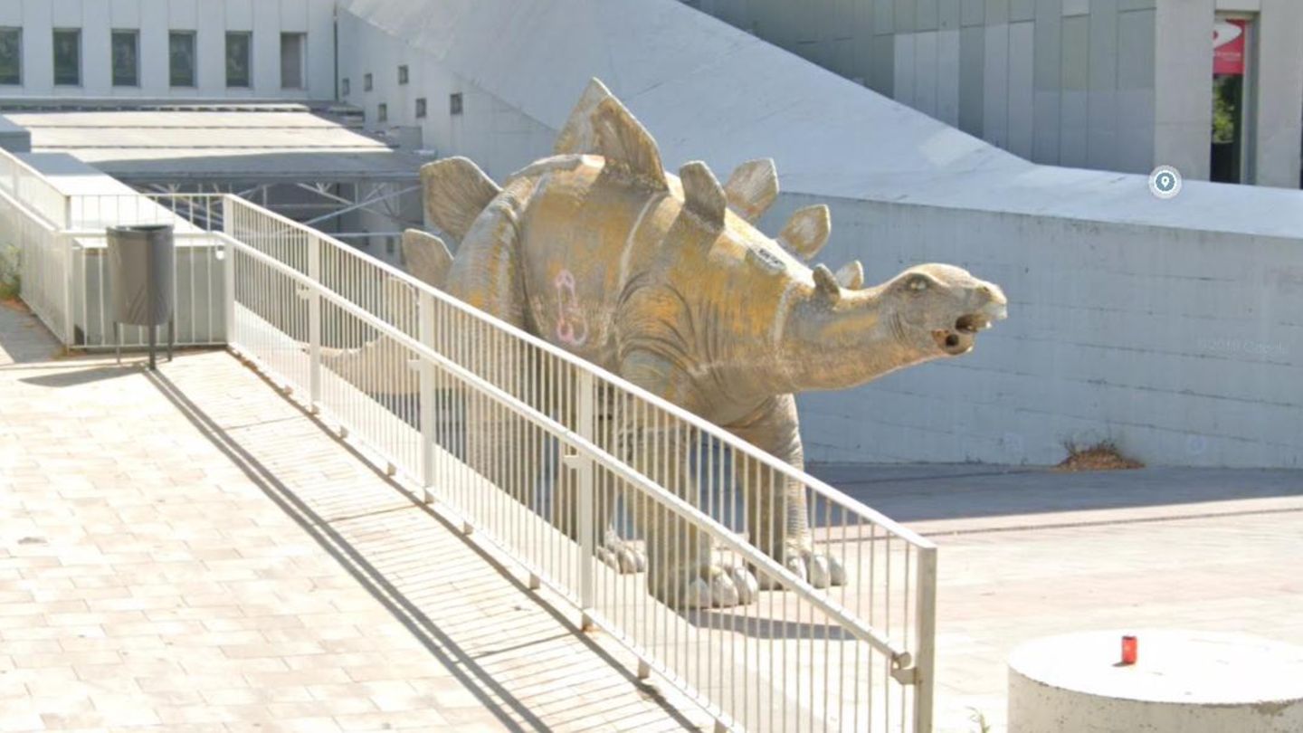 Ein Screenshot eines Twitter-Fotos zeigt die Statue eines Dinosauriers in Barcelona