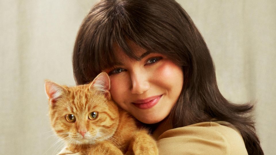 Rap über Hass Cover Das Cover der Band K.I.Z. zeigt eine Frau mit einer Katze auf dem Arm