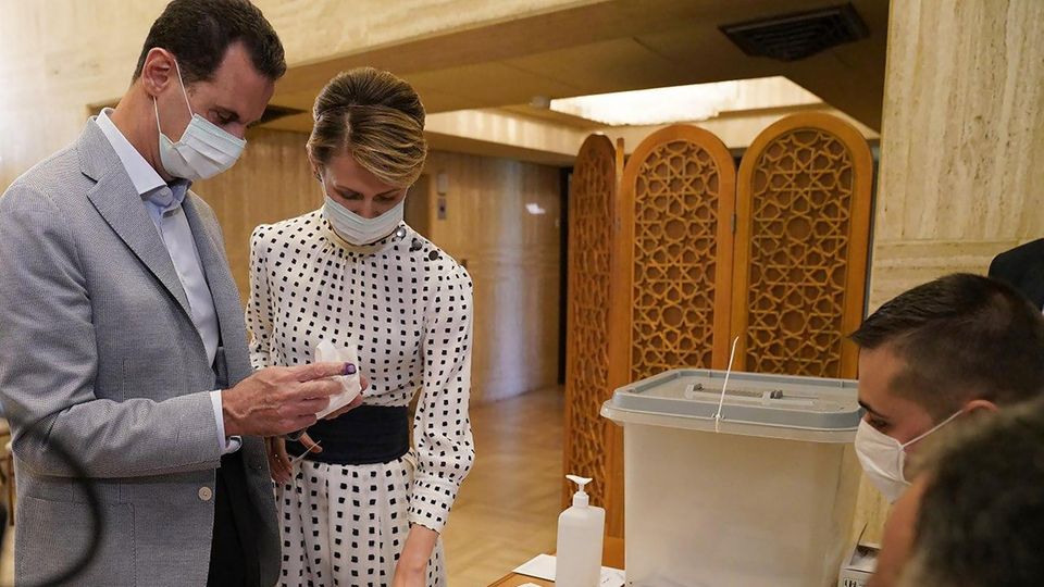 Baschar al-Assad und seine Ehefrau bei der Parlamentswahl im Juli 2020