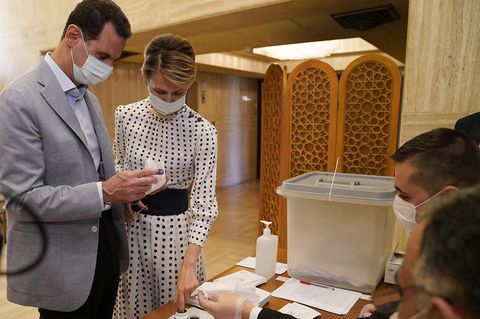 Baschar al-Assad und seine Ehefrau bei der Parlamentswahl im Juli 2020