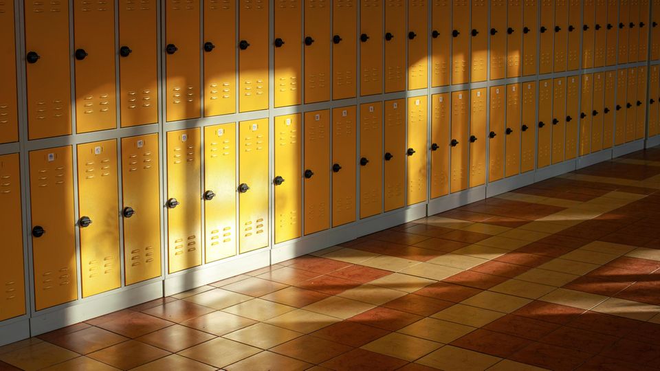 Eine Highschool in Florida ließ für das Jahrbuch 80 Bilder von Schülerinnen verändern, weil diese nicht anständig genug gewesen seien (Symbolbild)