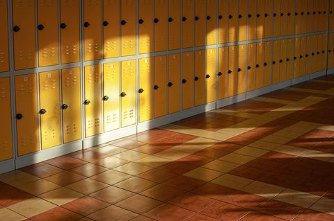 Eine Highschool in Florida ließ für das Jahrbuch 80 Bilder von Schülerinnen verändern, weil diese nicht anständig genug gewesen seien (Symbolbild)