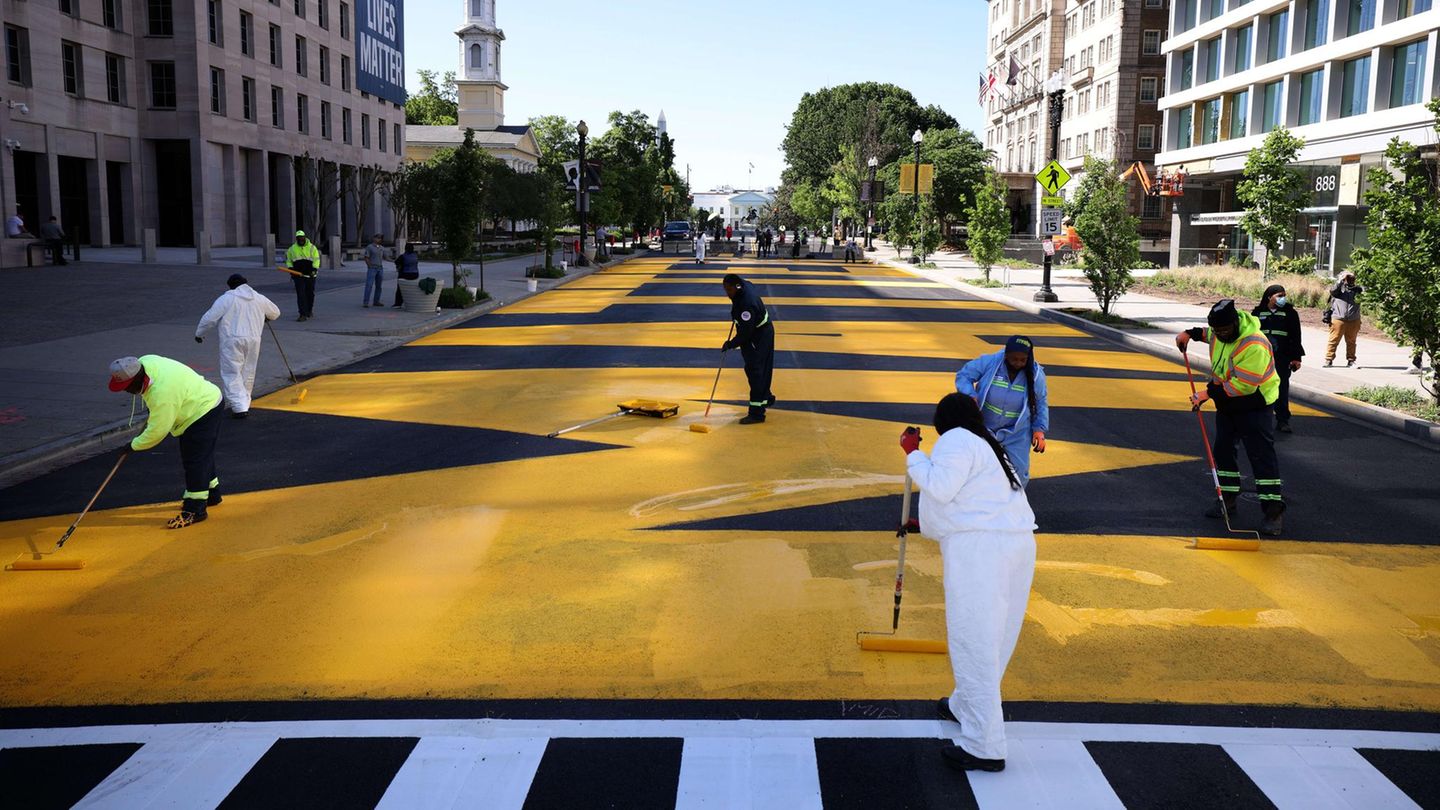 Frische Farbe Ein "Black Lives Matter"-Schriftzug auf einer Straße in Washington, D.C.
